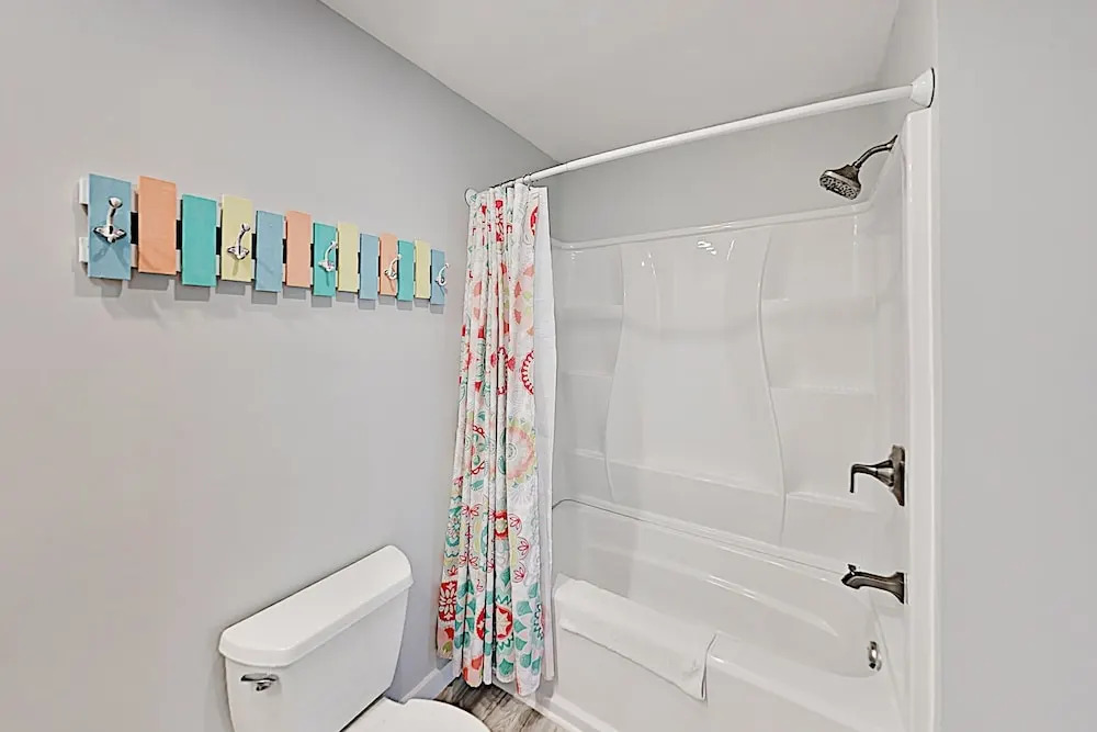 Beautifully Renovated 2 Br Villa Walk To Beach Condo
