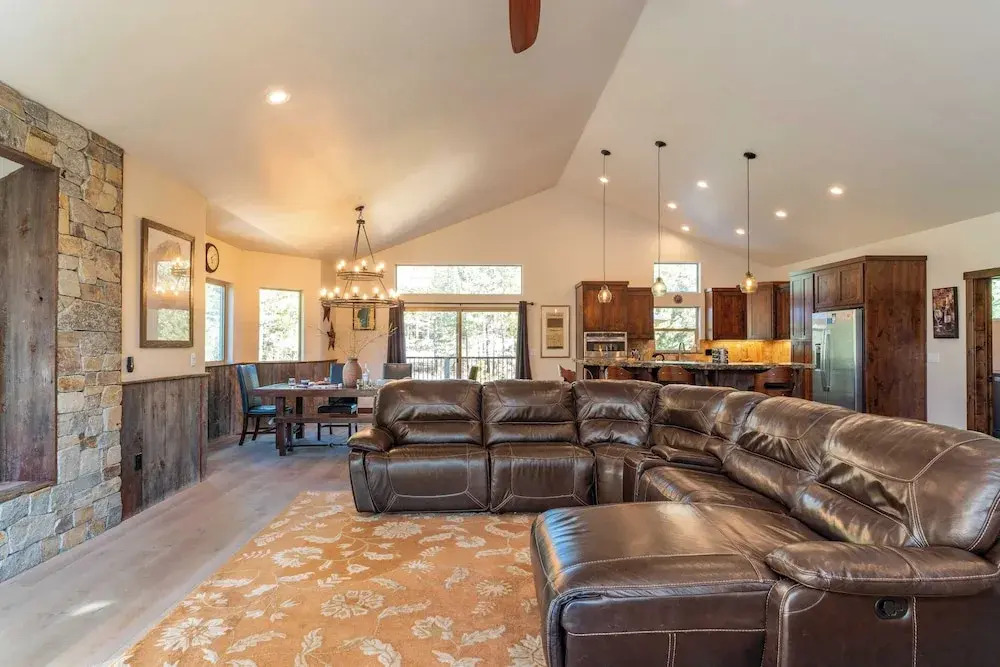 10mins to Lake Hot Tub, Game Room, Forest Views Meyers Meadow by Avantstay