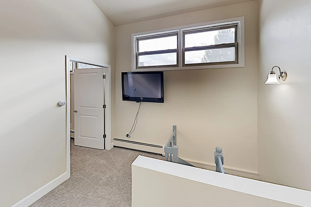New Listing! Sparkling 4 Min. From Lifts 3 Bedroom Condo
