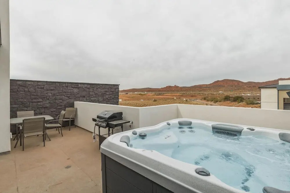 485 Rooftop Hot Tub - Sleeps 24