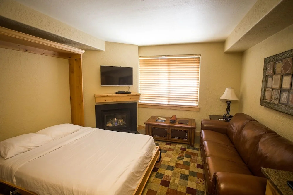 Enormous Condo with Stunning Mountain Views by RedAwning - Save 20% on 7+ Nights!