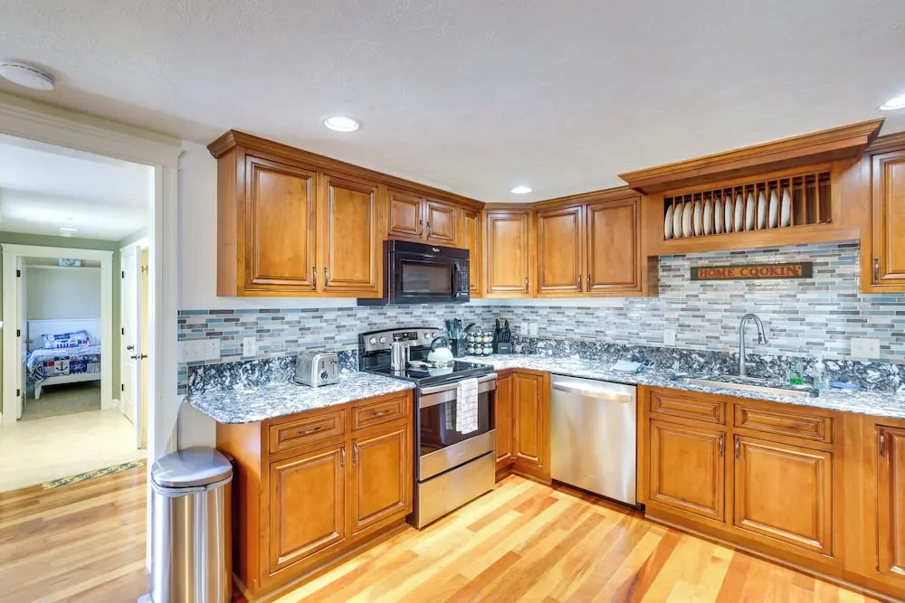 Coastal Lincoln City Home w/ Spacious Deck!