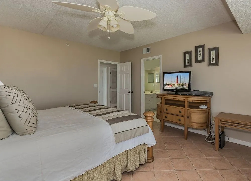 OC201 - Ocean Condo by RedAwning