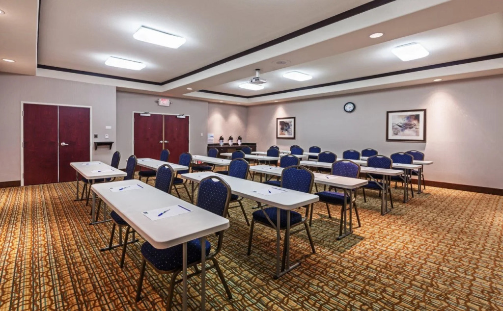 Holiday Inn Express & Suites Cleveland by IHG