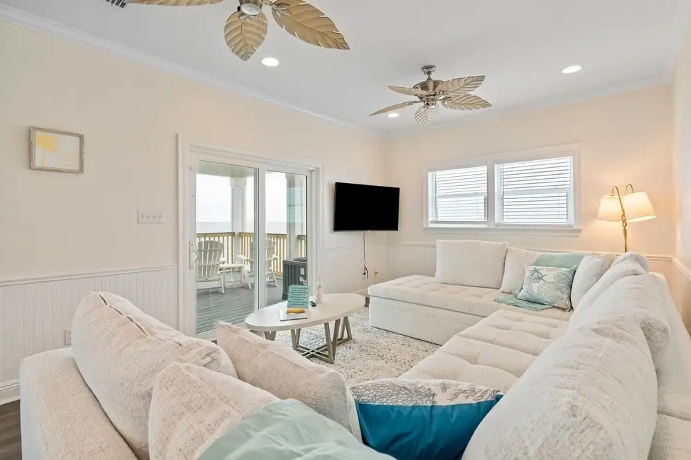 Shamrock Shores - Gulf Front West End Pet Friendly Property With Room For Everyone. 3 Master Suites! 6 Bedroom Home by RedAwning