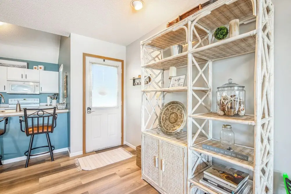 Poolside Condo With Amazing Lake Views & Design