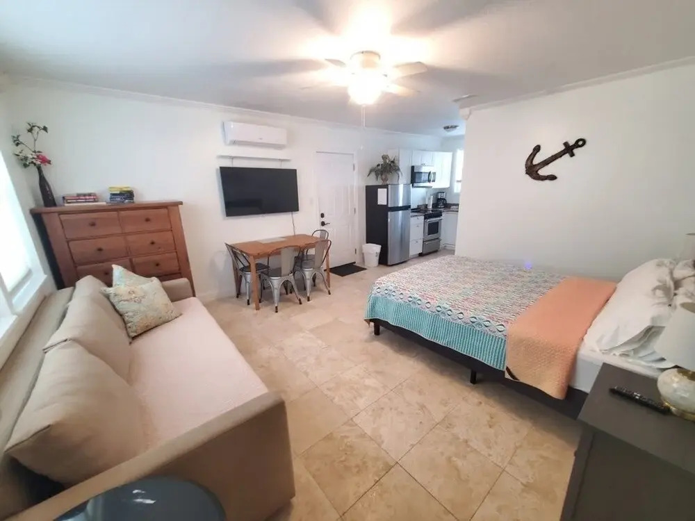 Charming Beach Studio With Wifi & Beach Access 1 Bedroom Home