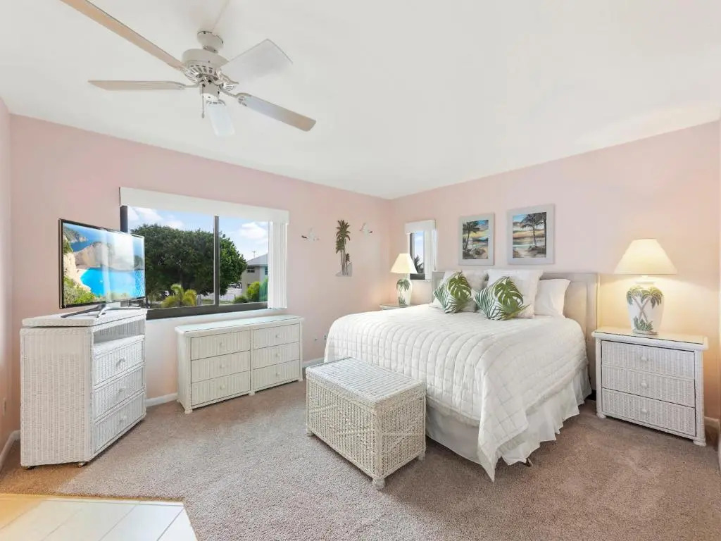 Pelican Watch 208, Sleeps 4, 2 Bedrooms, Beach Front, Pool, Elevator, WiFi