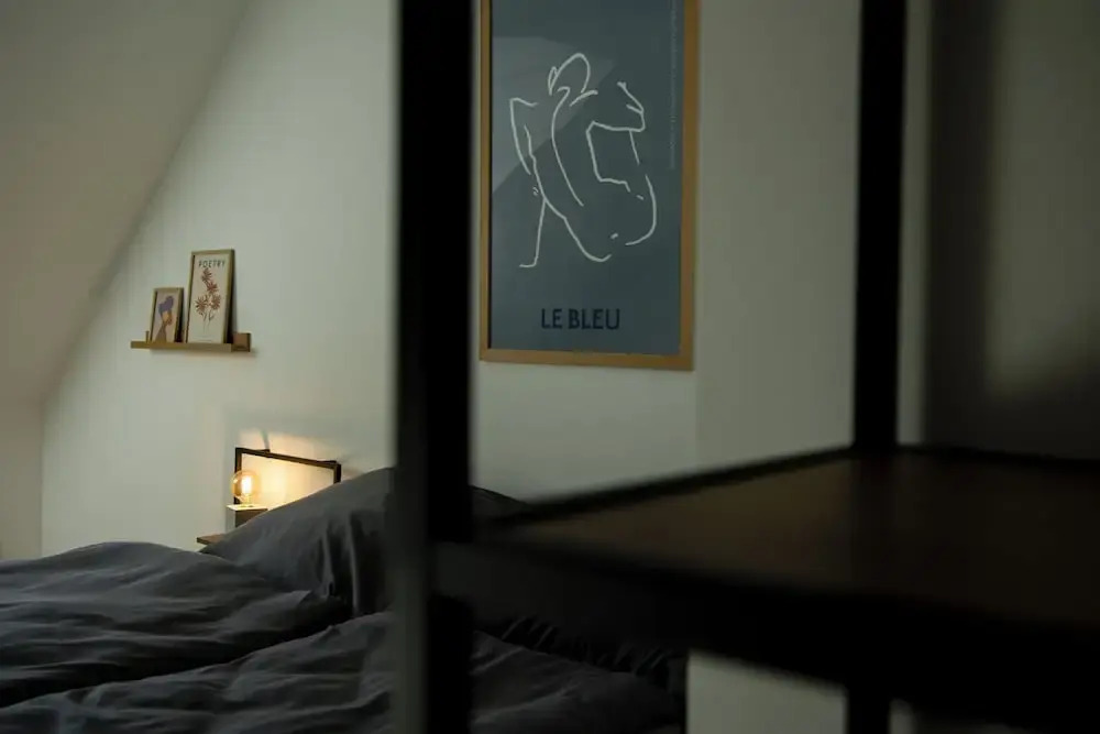 Moderne Stadt Zimmer mit eigenem Bad