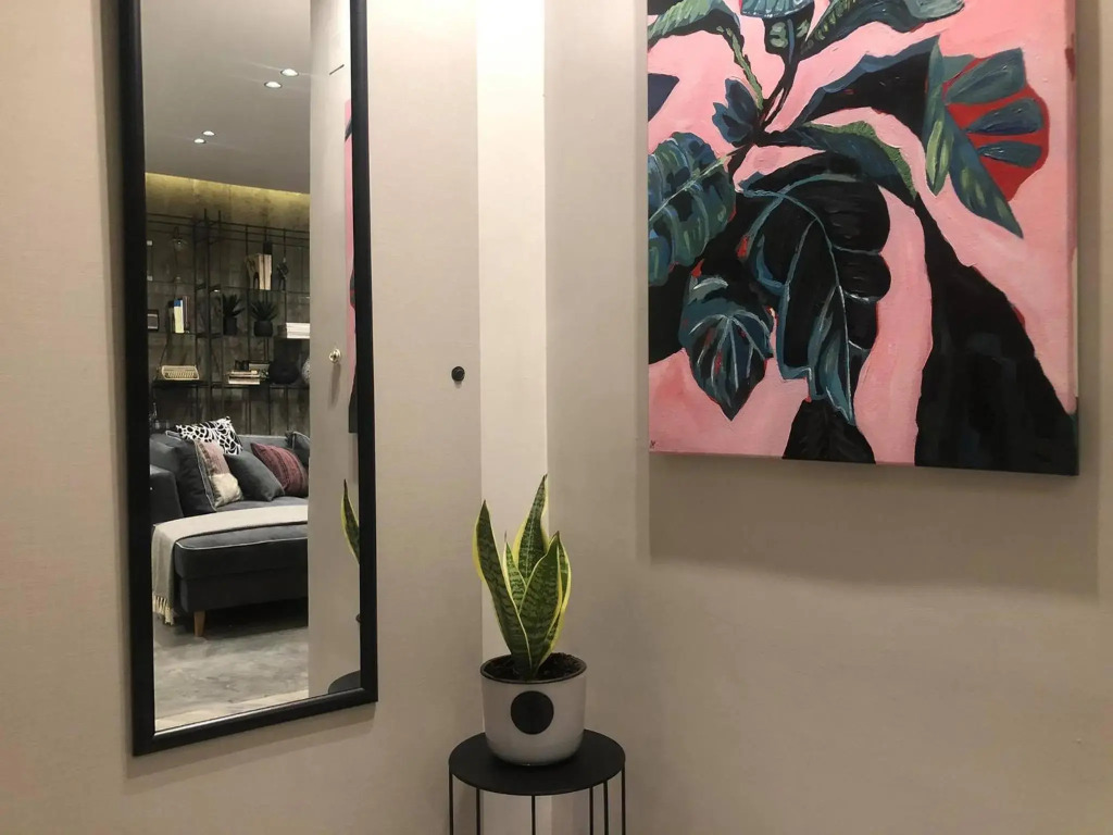Amazing Semi-Basement Art Apartment easy walk to Napflio centre