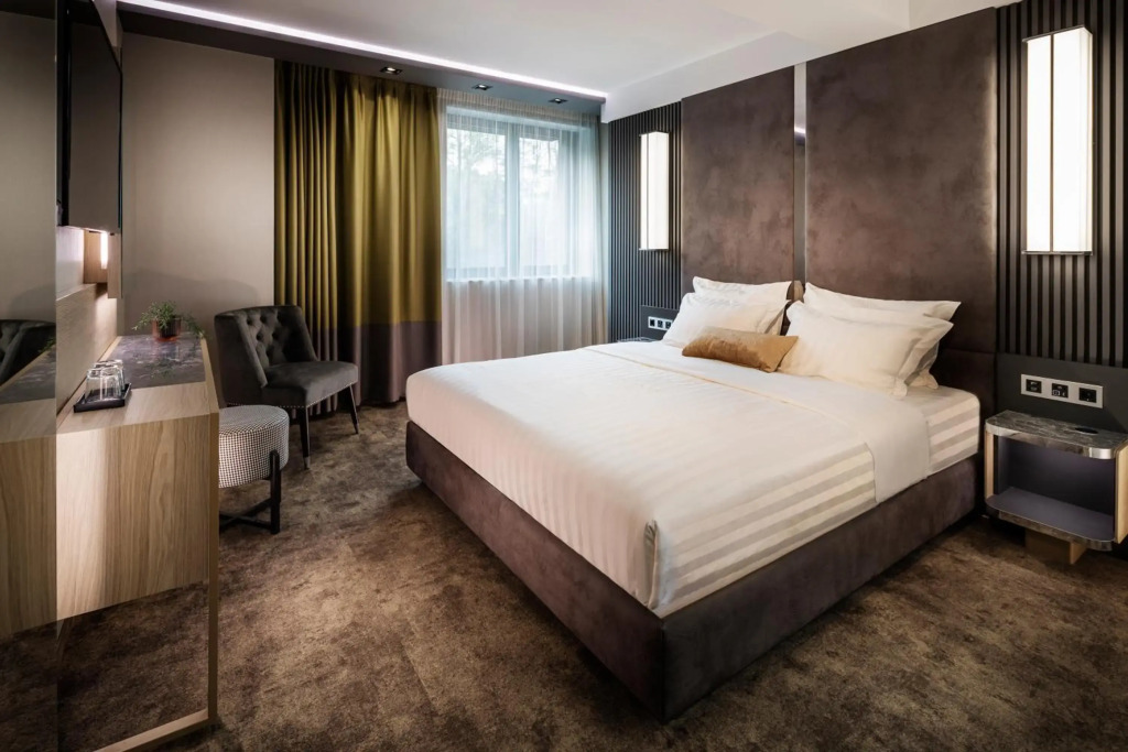-- ESTE PARK HOTEL -- part of Urban Chic Luxury Design Hotels - open since October 2022 - Parking - Compliments - next to Shopping & Dining - Mall Plovdiv
