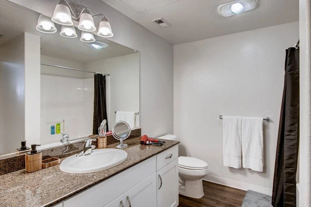 Immaculate 2BR/2BTH - Office/dining seating - Fast WIFI - Patio - Free Parking! (FV2)