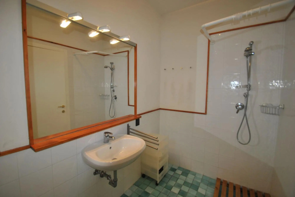 In vacation residence , 40 mt from the sea, apartment for 4-6 people, on the first floor with terrac-Villa Marina - INT. 4 trilo Levante