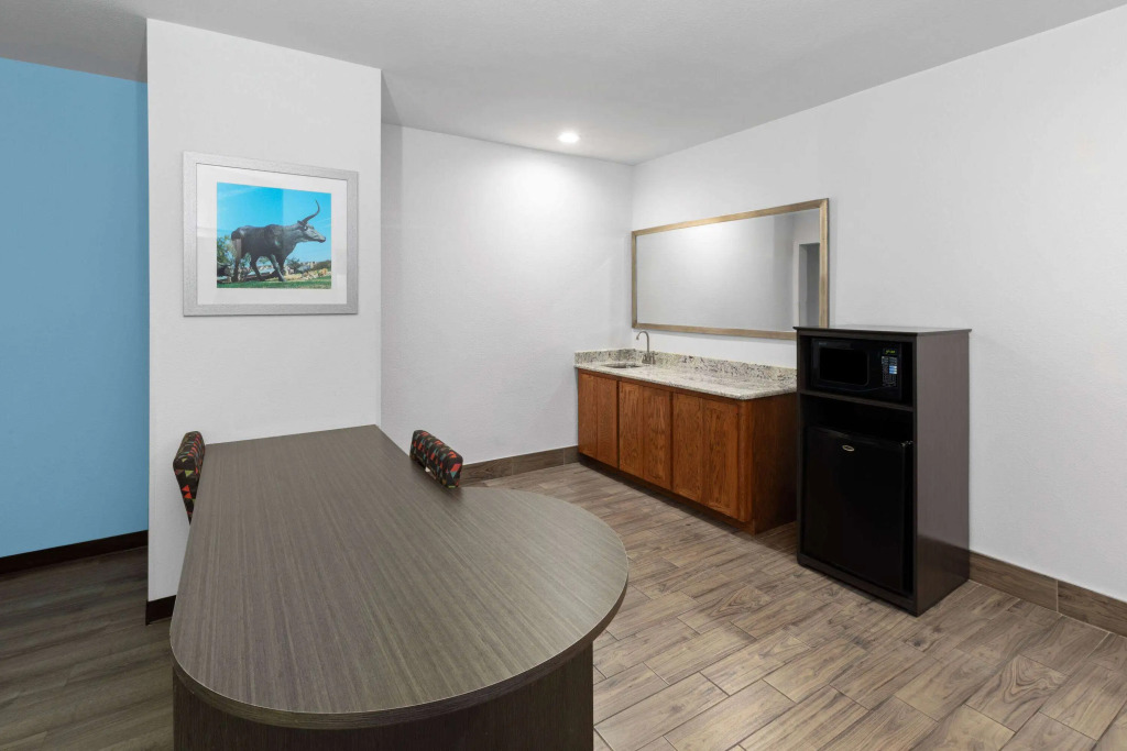 Days Inn & Suites by Wyndham Lubbock Medical Center