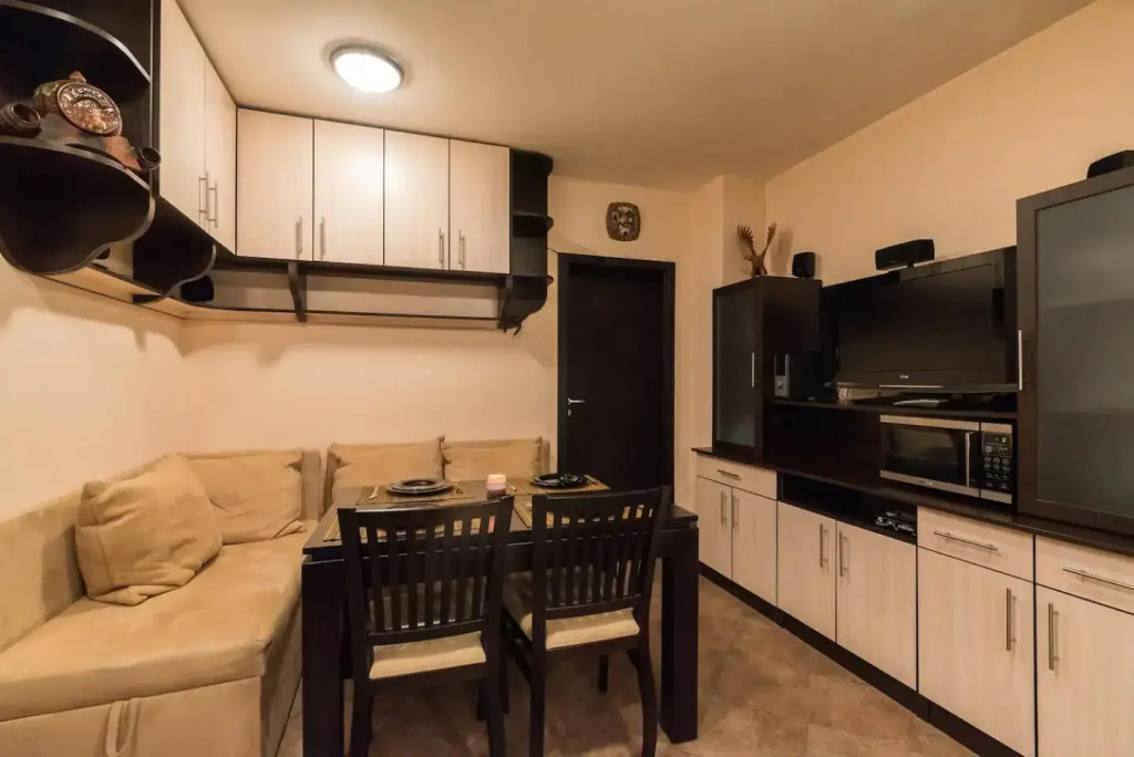 Charming, Fully-furnished, 2-bedroom apartment