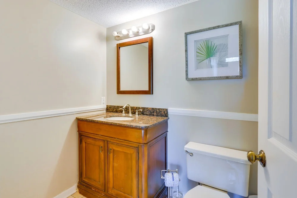 Hilton Head Island Condo w/ Pool - Walk to Beach!, Hilton Head Island