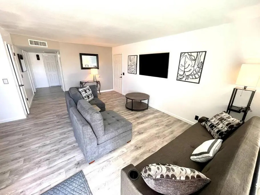 Modern Lakehouse Compound, boat parking, sleeps 16
