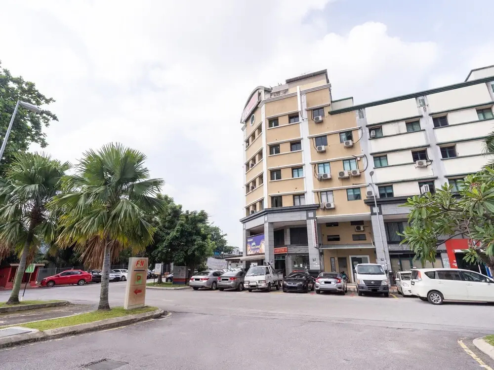 OYO 89717 Budget Star Hotel