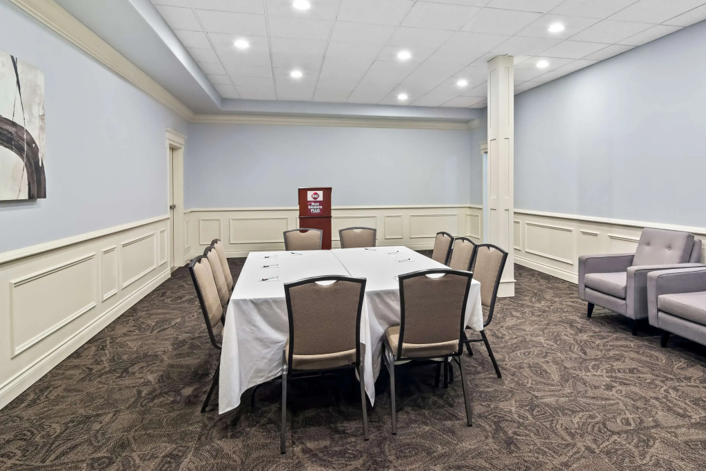 Best Western Plus Pitt Meadows Inn & Suites