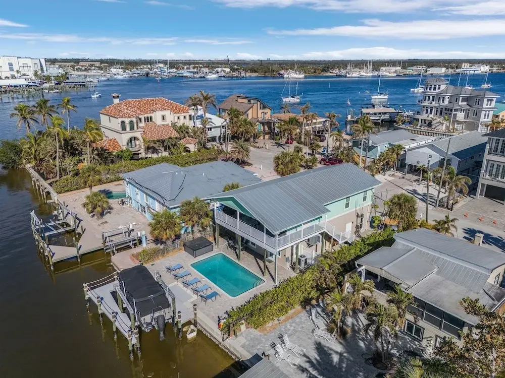 265 Beautiful Canal Front Pool Home 3 Bedroom Home