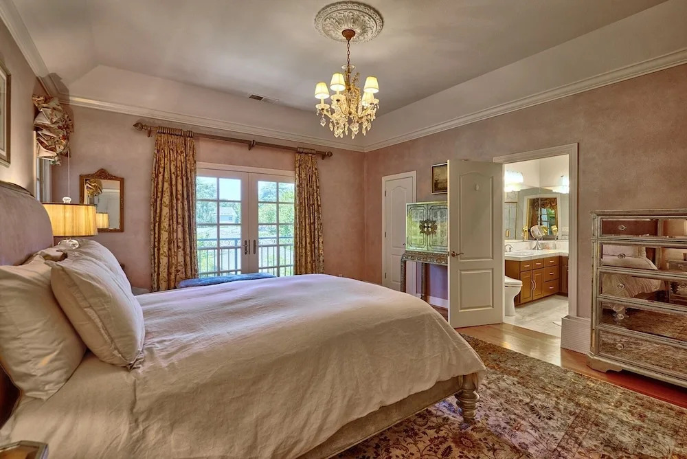 Spacious & Welcoming Close To Stanford & Tech 4 Bedroom Home by RedAwning