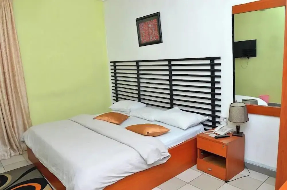 Royal Vantage Hotel and Suites