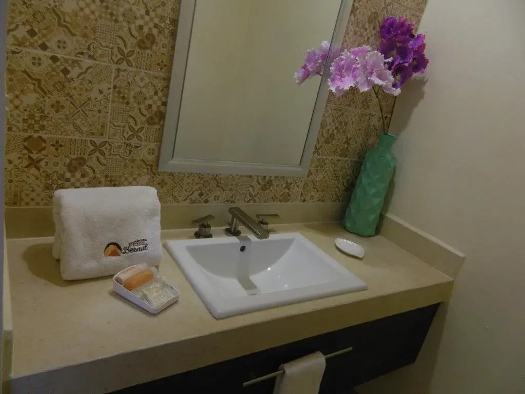 Hotel Plaza Bernal