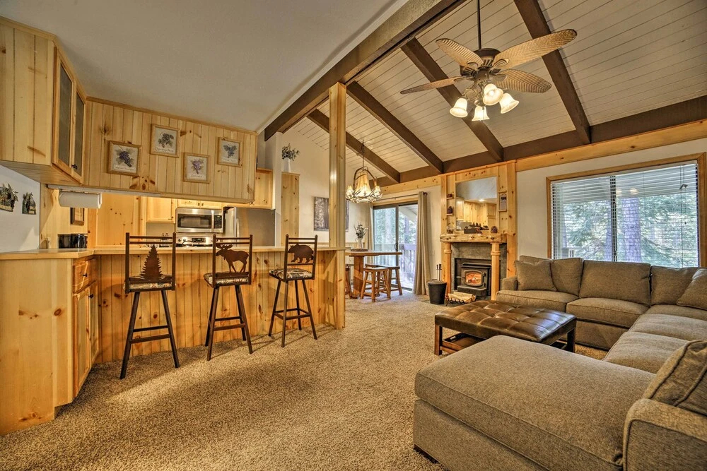 Mammoth Lakes Condo w/ Pool & Spa - Near Shuttle!