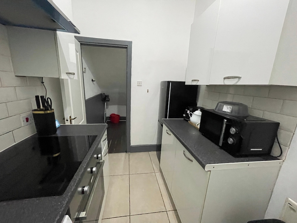 Large 4-bed Home, Free Parking, Near City Center