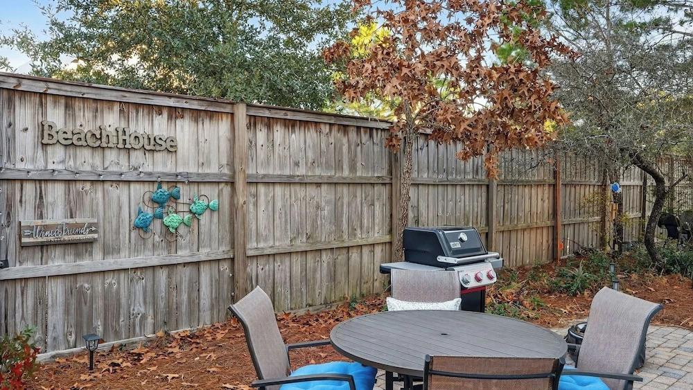 ? Private Backyard Minutes to 30A + Beaches Golf Cart + Bikes The Little Blue Beach House by Avantstay