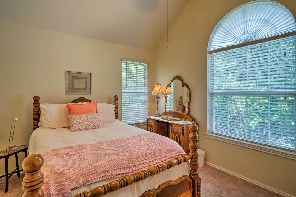 2 Furnished Decks & Lake Views: Austin Escape