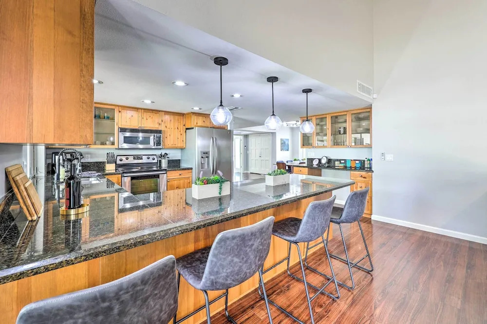 Luxe Desert Home w/ Heated Pool: 3 Mi to Kierland!