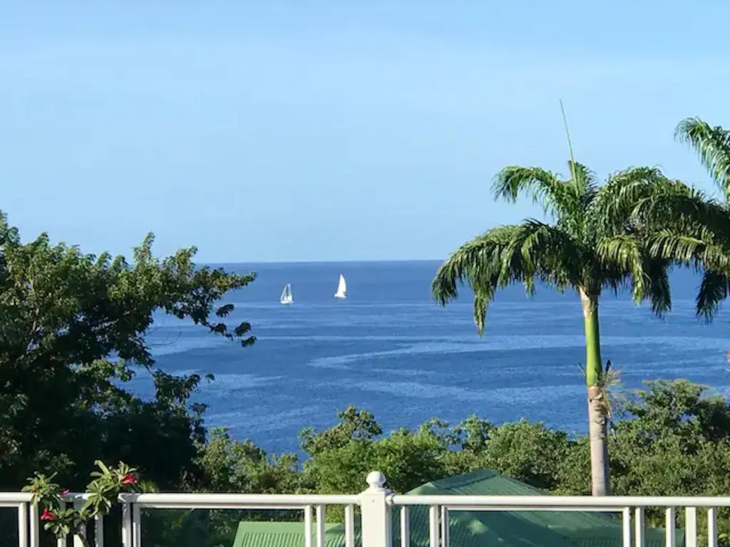 Maison de 2 chambres a Pointe Noire a 150 m de la plage avec vue sur la mer piscine partagee et jardin clos
