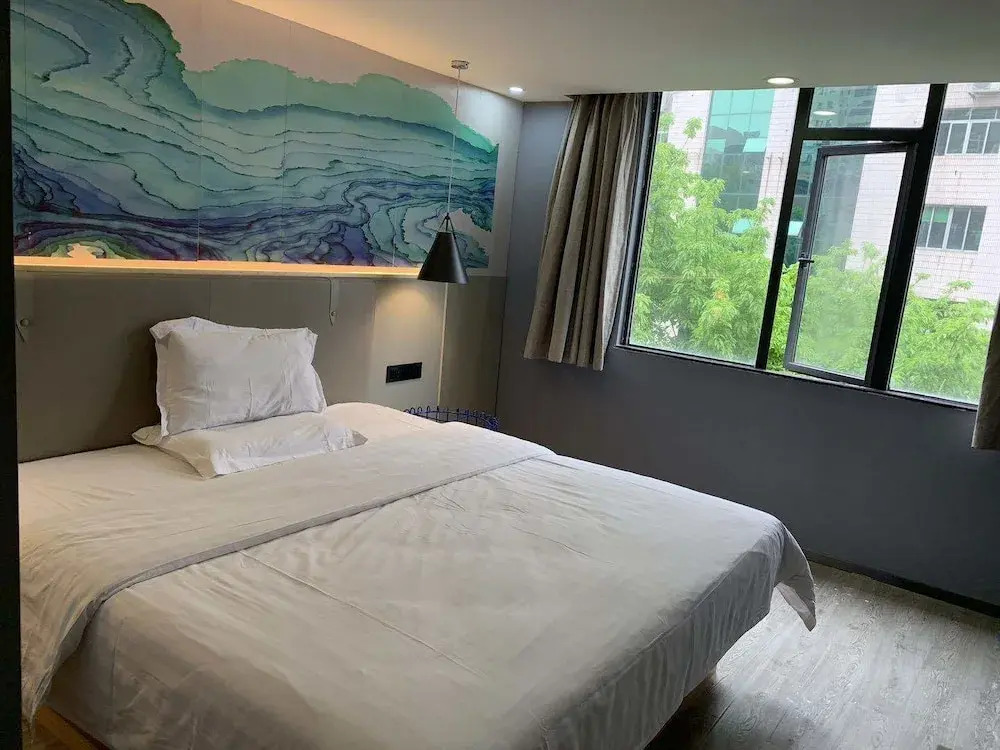 Life Hotel (Ouzhuang Metro Station)
