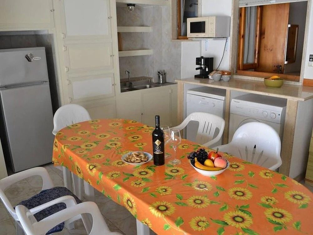 Cosy Apartment Near The Beach With Patio; Pets Allowed; Parking Available
