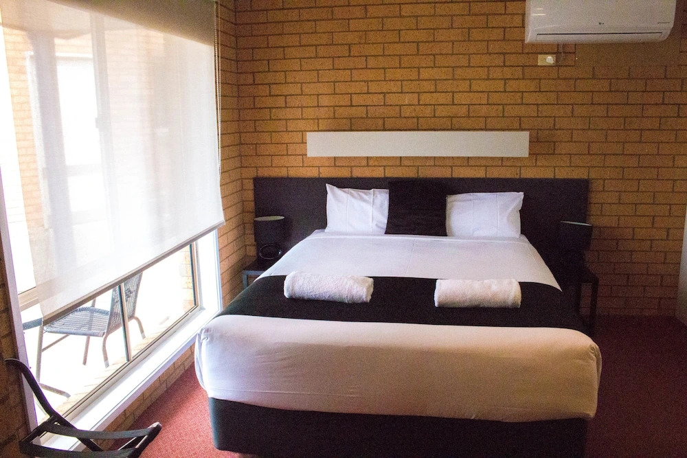 Blue Whale Motor Inn & Apartments