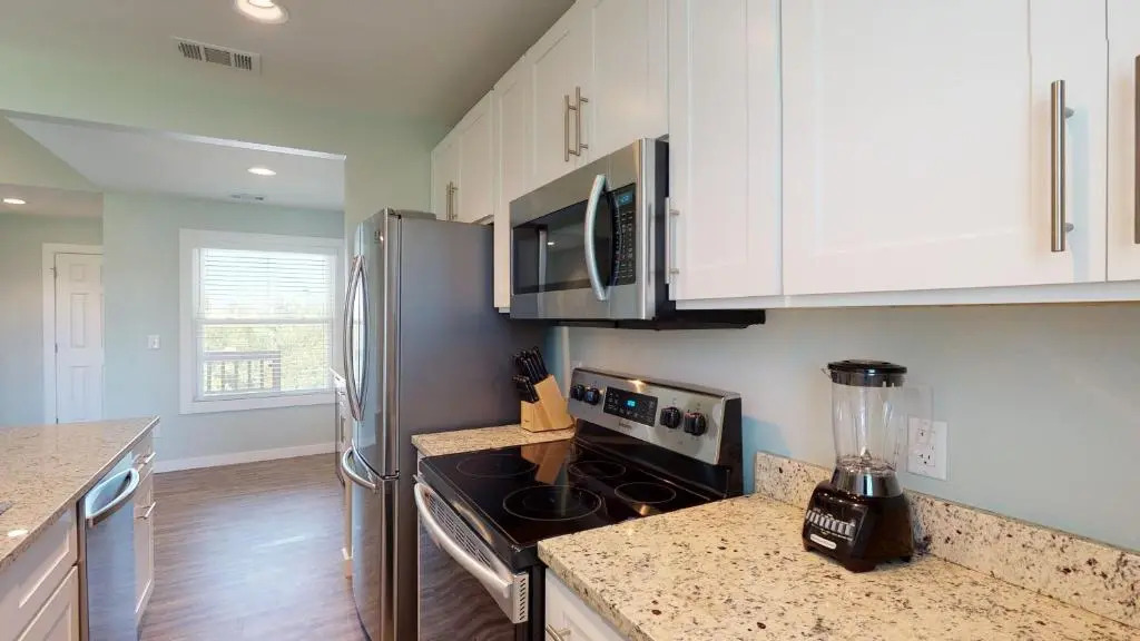 AH-C210 Newly remodeled 2nd Floor Condo, Close to Marina and Ferry