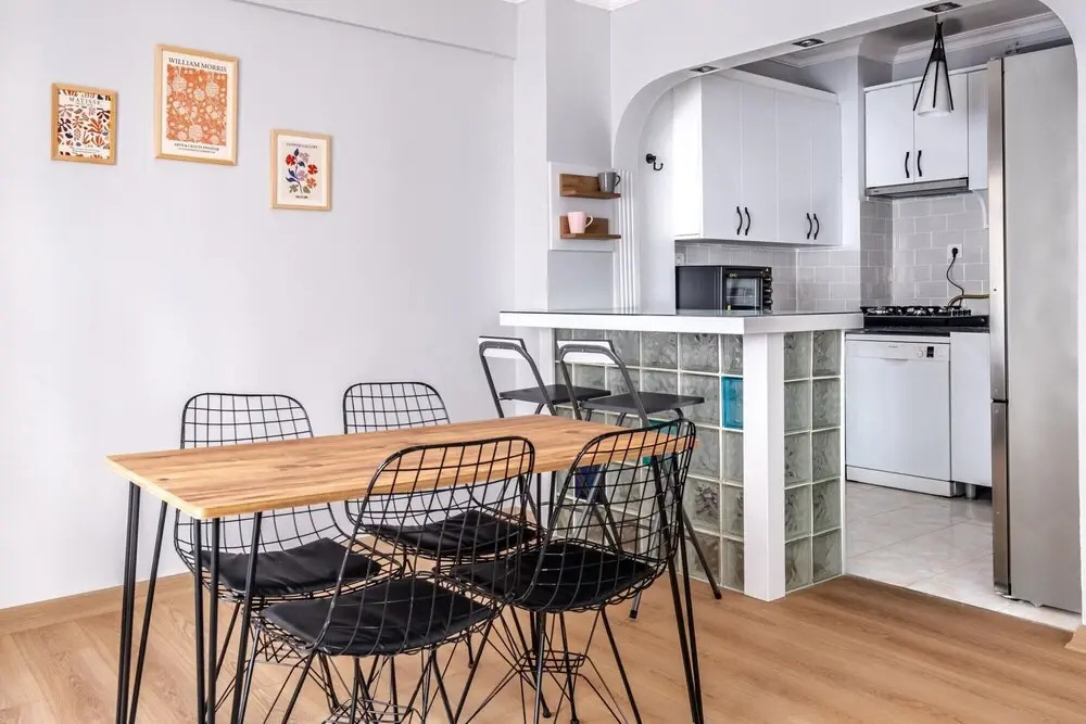Colorful and Central Flat With Balcony in Besiktas