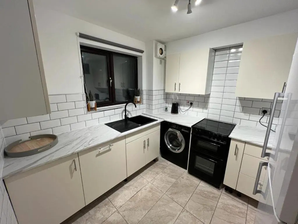 Impeccable 2-bed Apartment in Grays, London