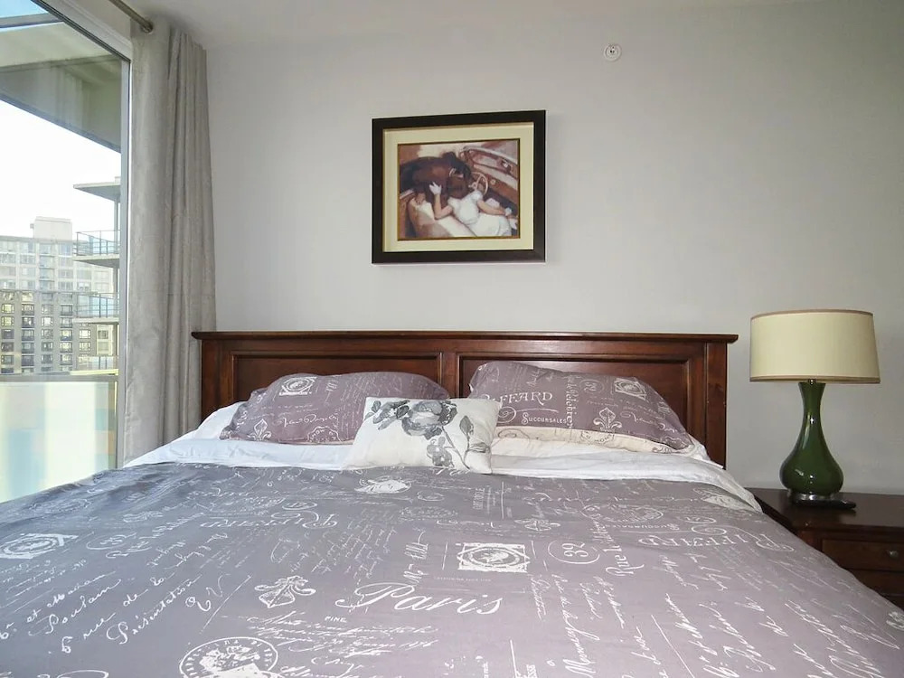 11th Heaven Contemporary Condo Heart of Downtown