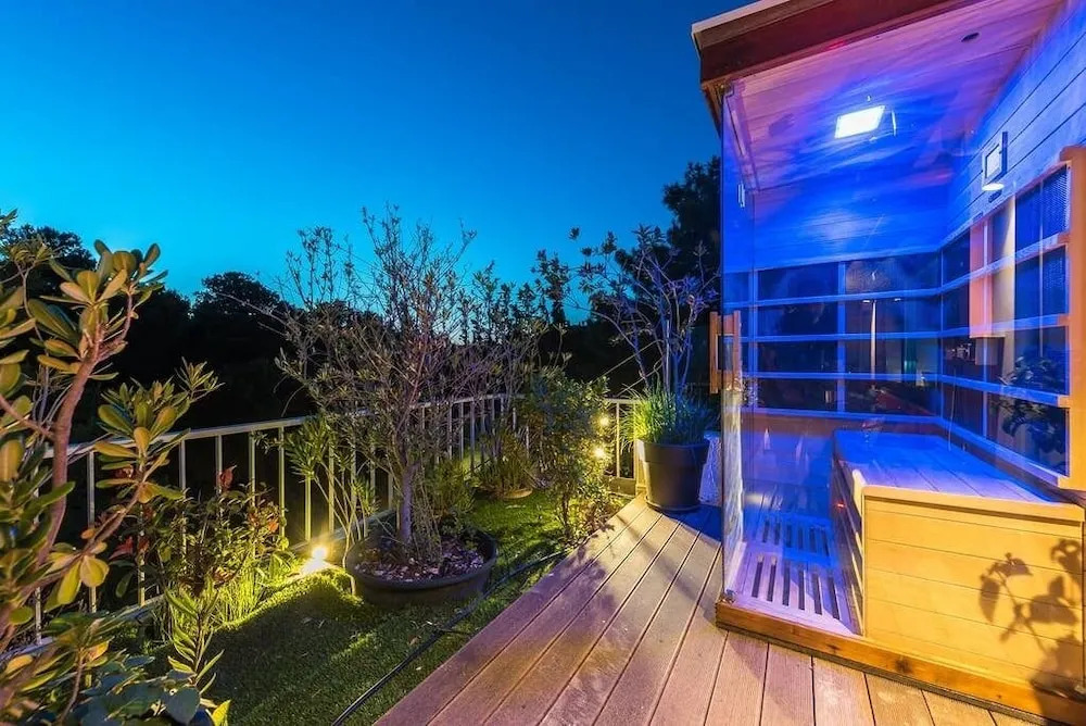 Sea View Apartment with Hot Tub & Sauna