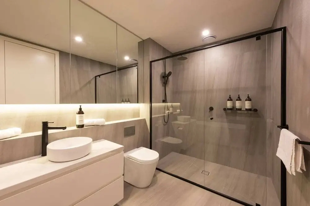 Luxe 3 Bedroom Apartment With Parking