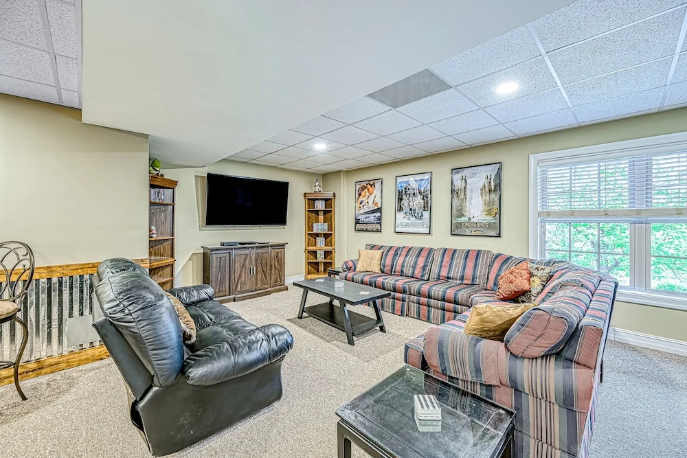 Lake Lovers Delight - Lakefront Home With Private Dock & Pool Table - Dogs OK