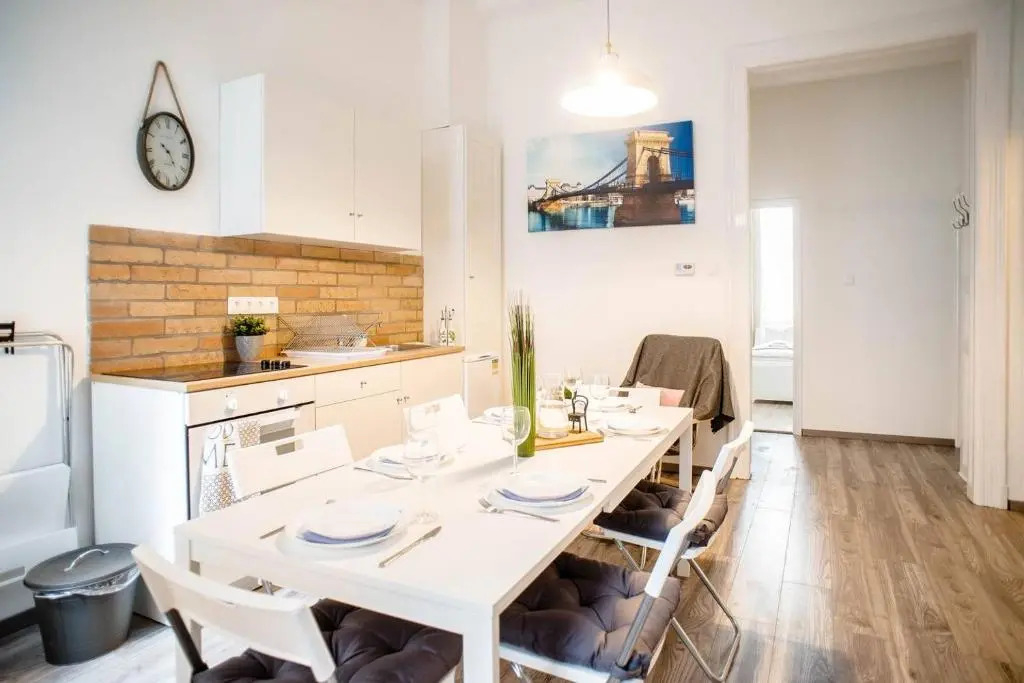 Comfy, renewed 3 bedroom apt in center
