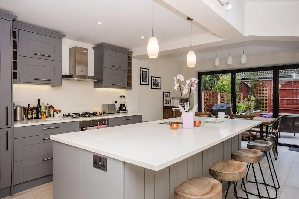 3 Bedroom Home With Skylight and Garden