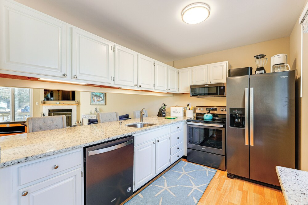 Walk to Bethany Beach Boardwalk: Coastal Retreat