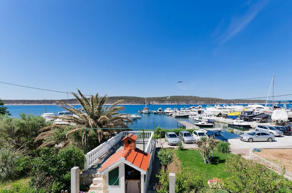 Apartments Near the sea Barbat