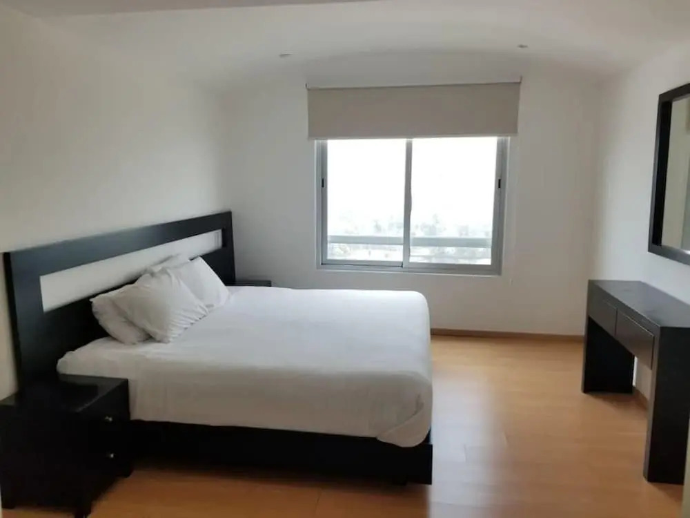 Sunny and Spacious PH Near Santafe Shopping Mall