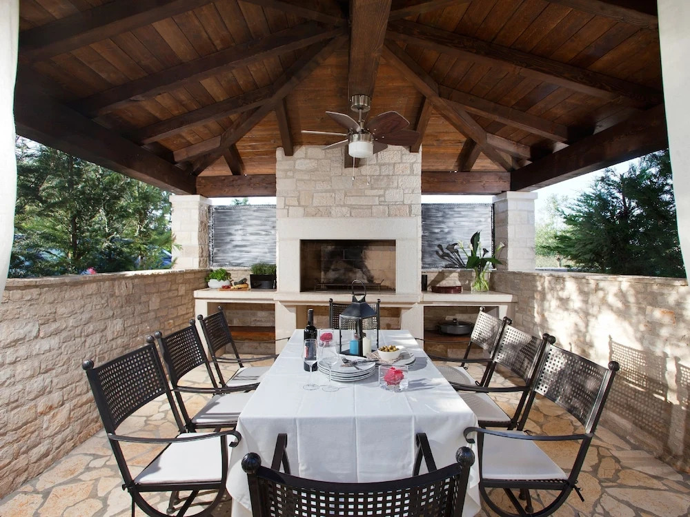 Beautiful, attractive villa with private pool, covered terrace, Porec 7 km