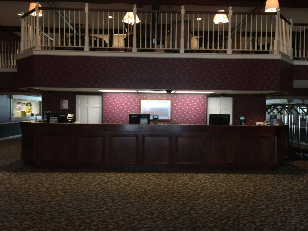 Grand Hinckley Inn